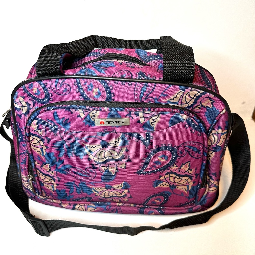 TAG SPRINGFIELD Purple Paisley Design
Canvas Overnight Bag w/ Adjustable Strap